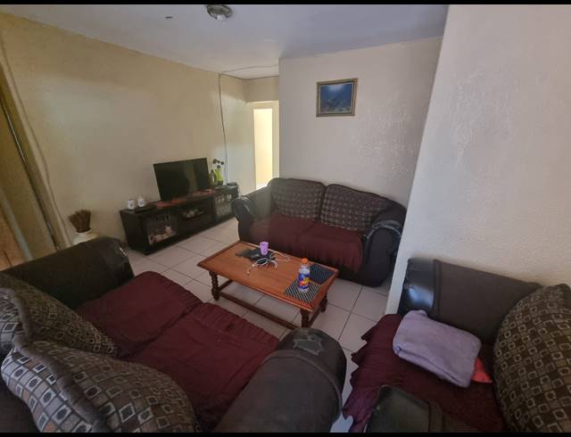 4 BEDROOM HOUSE FOR SALE IN PROTEA NORTH
